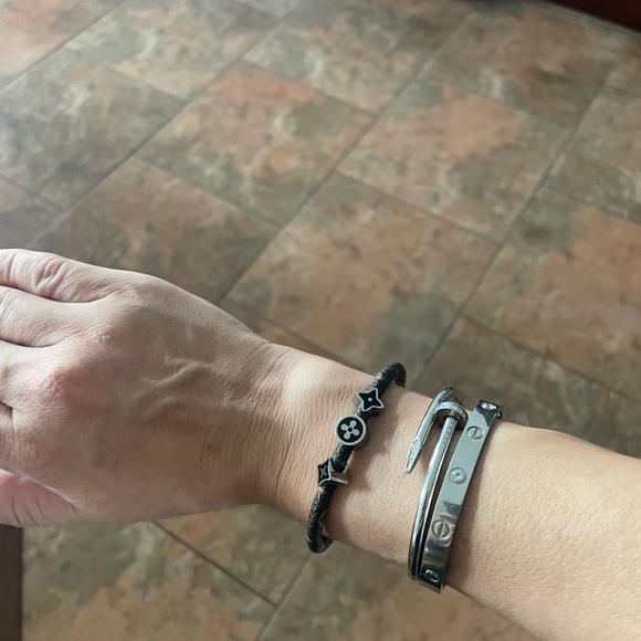 Louis Vuitton Jewelry - Gorgeous monogram, magnetic closure bracelet